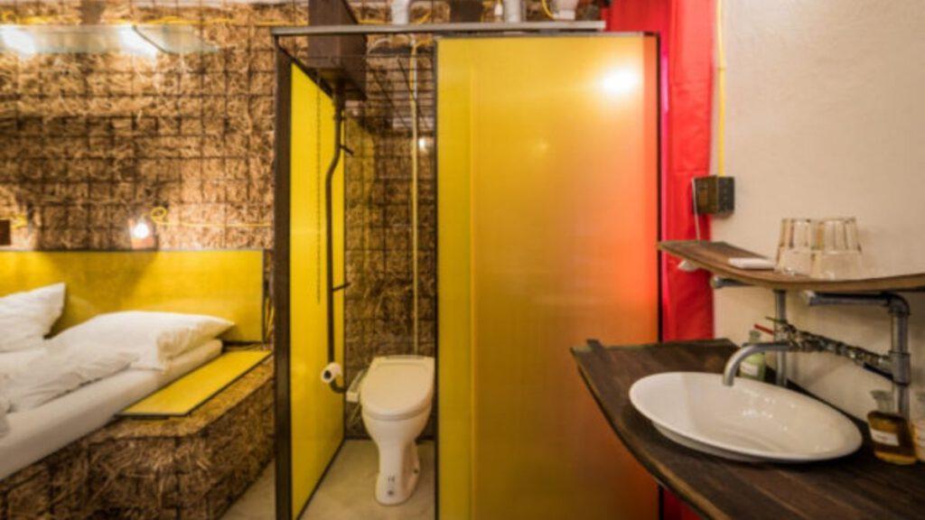 Gelbe und rote Trennwände bringen Frabe in die Wiener Stroh Zimmer