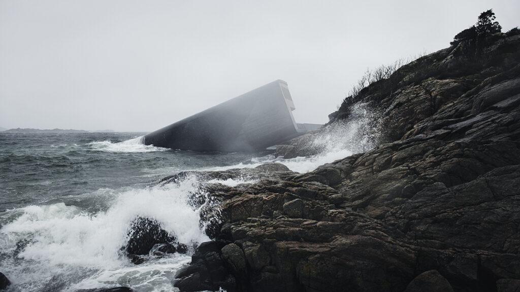 „Kooperation statt Meisterdenken“. Außergewöhnlich und harmonisch in die Umgebung eingefügt: Das Unterwasser-Restaurant „Under“. (Bild: Ivar Kvaal)