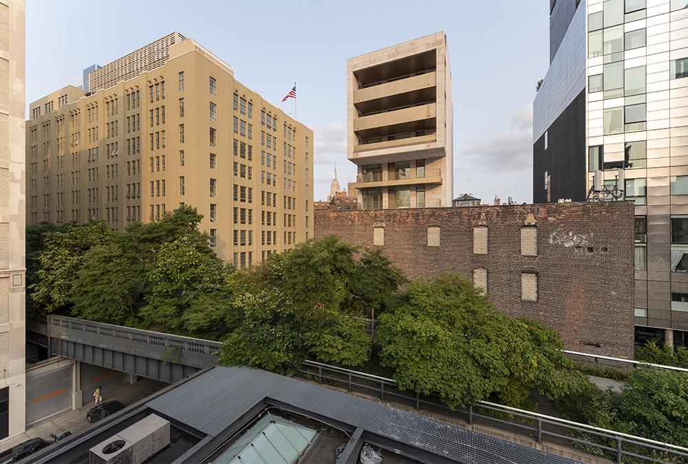 Z górnych tarasów budynku w West Chelsea rozciąga się widok na „High Line” i rzekę Hudson. (zdjęcie: Schenck / GDSNY)