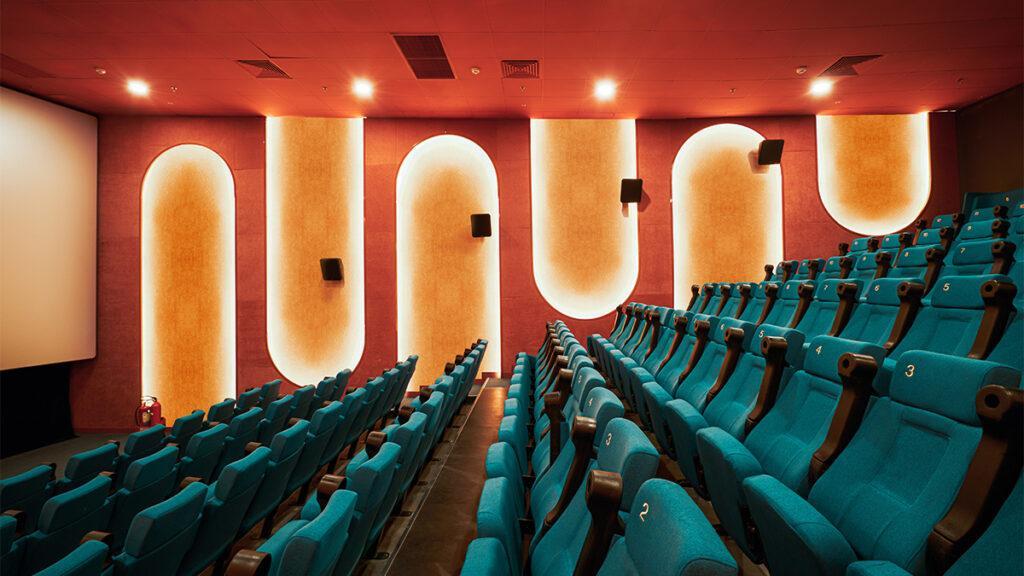 Starke Farben, auch in den Sälen: Das neue Kino in Ho-Chi-Minh-Stadt, das die historischen Bauten von Saigon würdigt. (Bild: Do Sy / Module K)