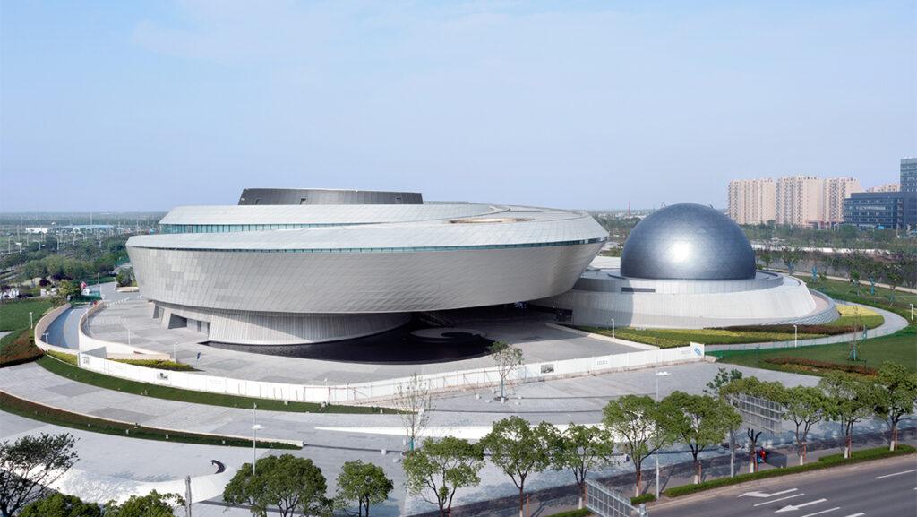 Gesetze der Astrophysik, architektonisch interpretiert: Das neue Astronomie-Museum in Shanghai. (Bild: ArchExists)