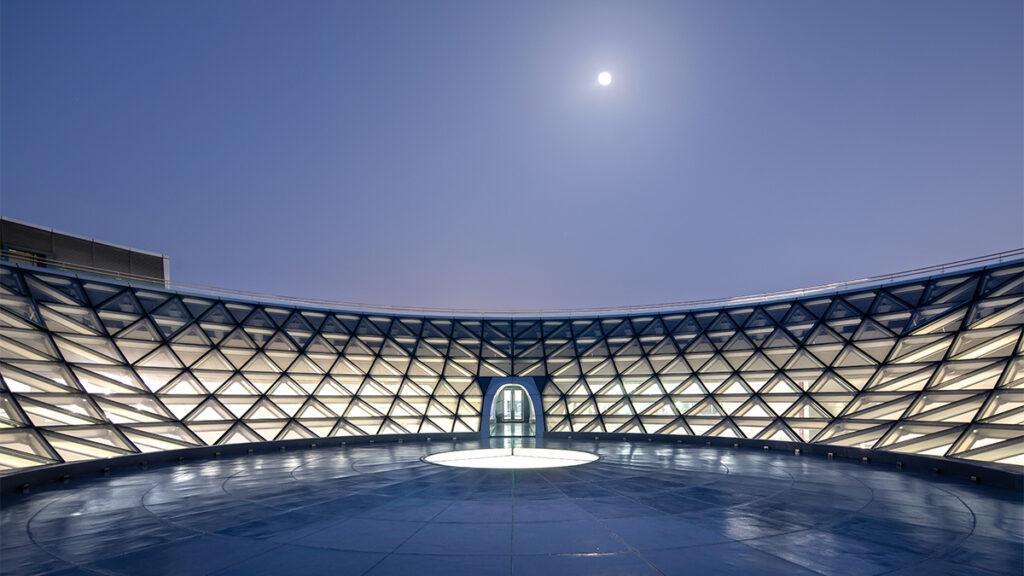 Die „umgekehrte Kuppel“ des Astronomie-Museums in Shanghai. (Bild: ArchExists)