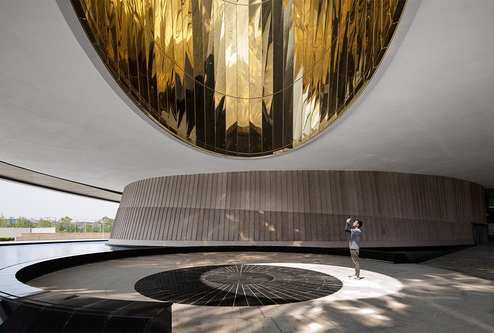 Der „Oculus“ des neuen Astronomie-Museums demonstriert den Lauf der Zeit anhand des Sonnenstands. (Bild: ArchExists)