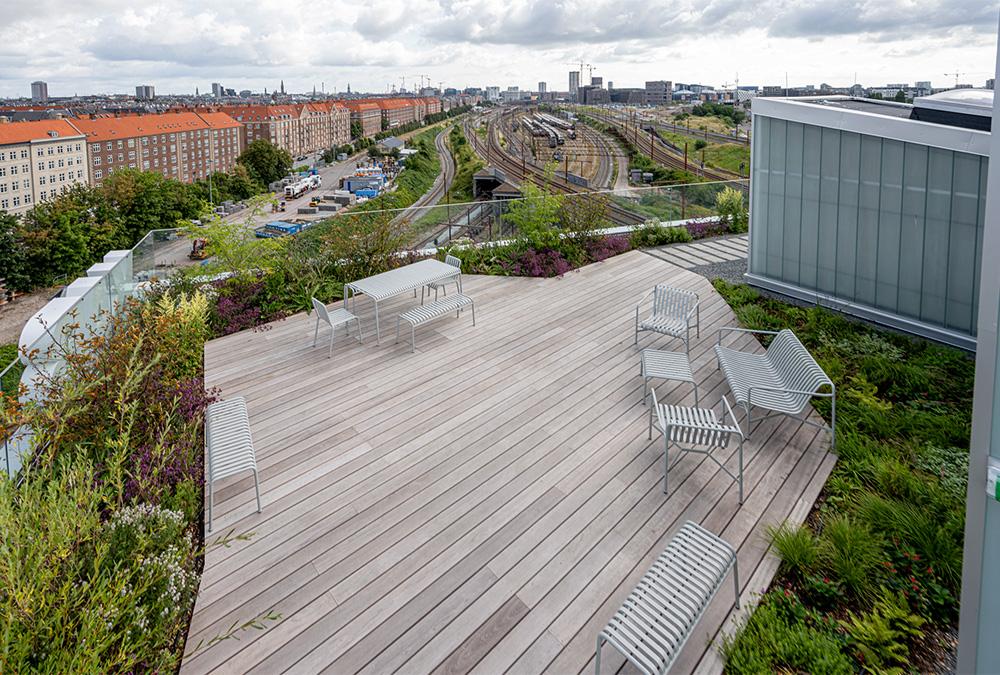Im Dachgarten des neuen KAB-Hauptsitzes lässt es sich fein entspannen. (Bild: Poul Christensen )