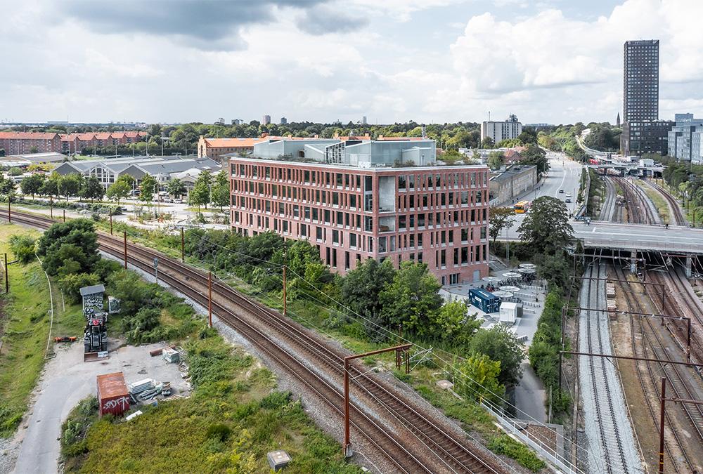 Das Büro am Scheideweg: Der neue KAB-Hauptsitz in Kopenhagen liegt zwischen Stadtteilen und wichtigen Verkehrswegen. (Bild: Poul Christensen)