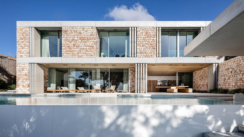 Effizient, lokaltypisch und schön: Die nach innen versetzten Fenster der von Beef Architekti designten „Casa Fly“. (Bild: Tomeu Canyellas)
