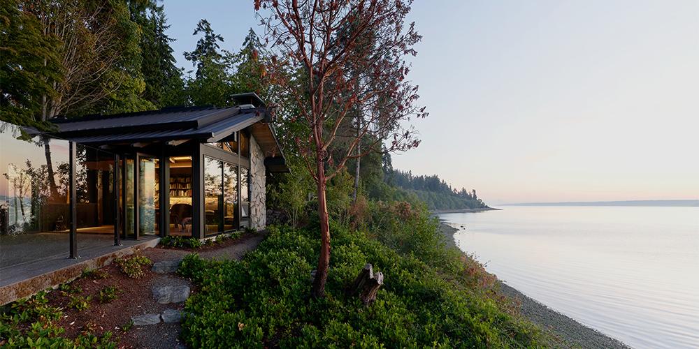 Das von Miller Hull renovierte „Loom House“ am Puget Sound (Bild: Kevin Scott)