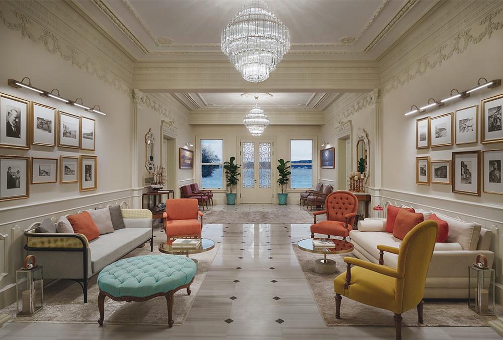 Schöner Hauch von „anno dazumal“: Lobby und Suite des Resorts Kocataş Mansions. (Bild: Six Senses / John Athimaritis)
