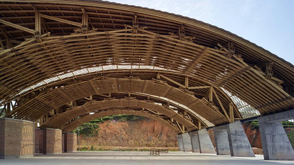 Im neuen Bambus Pavillon stecken Material aus der Umgebung, tradiertes Wissen und moderne Technologie. (Bild: SUP Atelier)