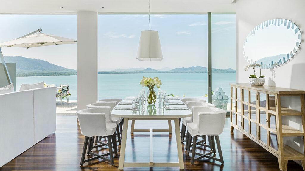 Dinner mit Aussicht: Lange Tafel in einer Villa des COMO Point Yamu Resorts. (Bild: COMO Hotels und Resorts)