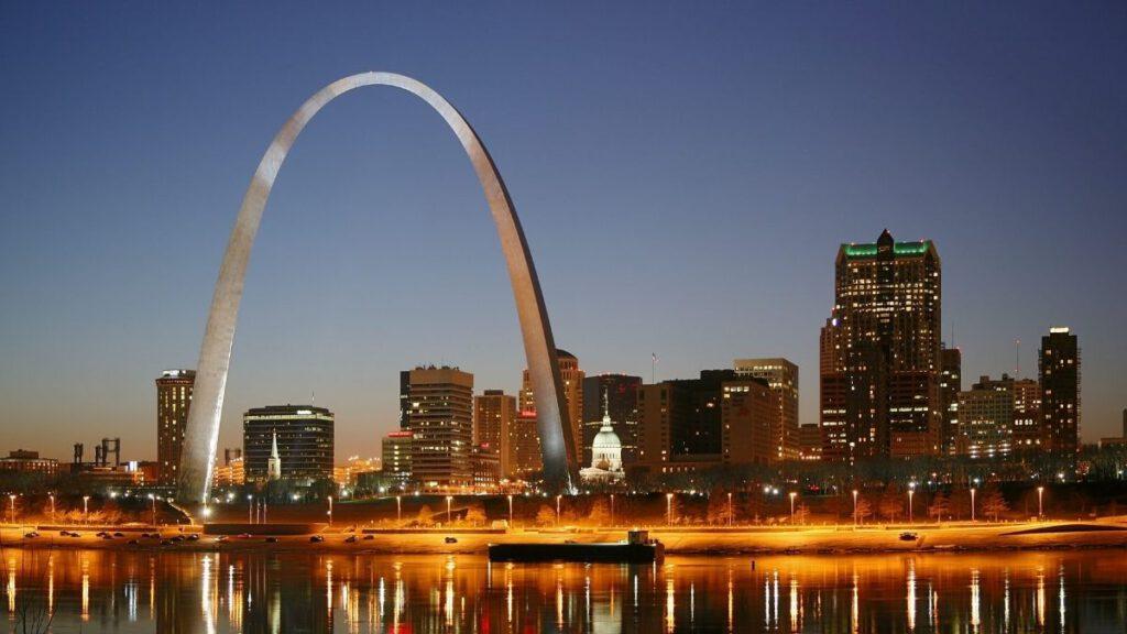 The famous Gateway Arch of St. Louis