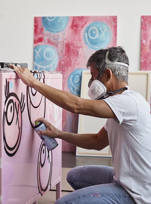 Rosarote Graffiti Küchenkunst. Die Vipp „Amour“ Kollektion, designt von André Saraiva (Bild: Vipp)