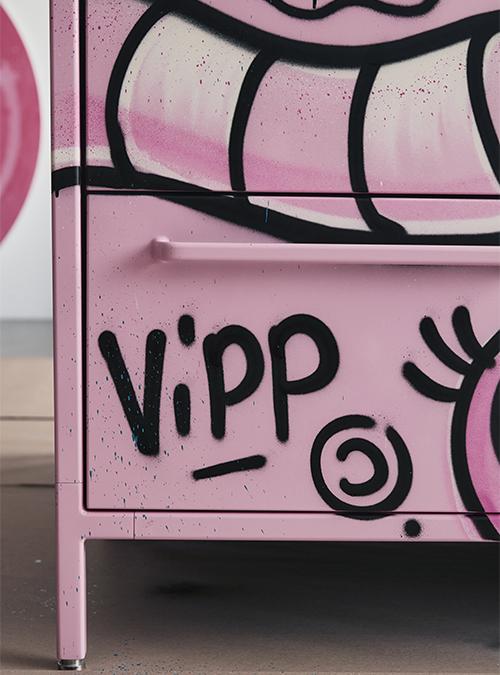 Rosarote Graffiti Küchenkunst. Der von André Saraiva gestaltete Vipp Kückenblock. (Bild: Vipp)