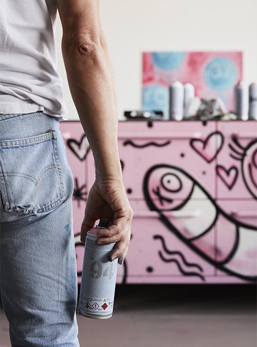 Rosarote Graffiti Küchenkunst. Die Vipp „Amour“ Kollektion, designt von André Saraiva (Bild: Vipp)