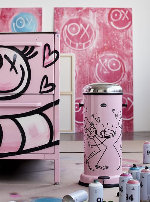 Der legendäre Tret-Mülleimer von Vipp als Special Edition und Teil der von André Saraiva designten „Amour“ Graffiti Küchenkunst. (Bild: Vipp)