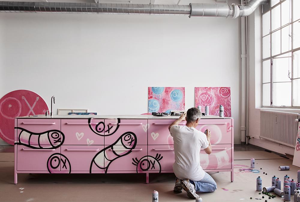 Rosarote Graffiti Küchenkunst. Die Vipp „Amour“ Kollektion, designt von André Saraiva (Bild: Vipp)