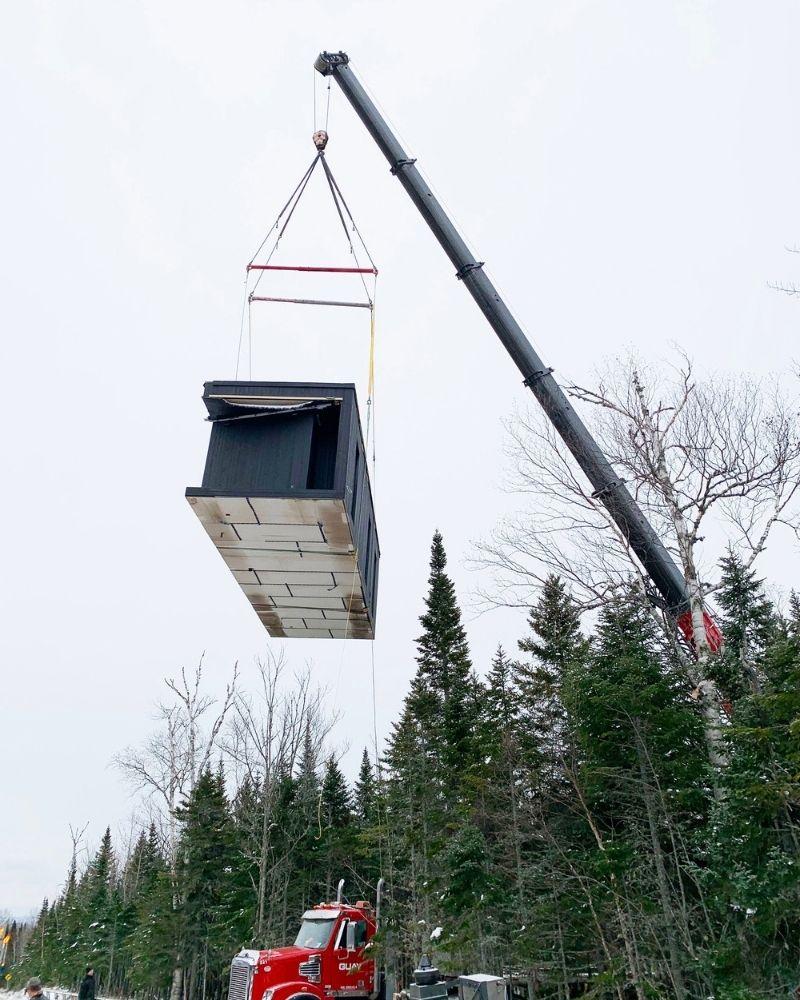 Vorgefertigte Module für die zwei Reflexion Forest Glamp Hütten