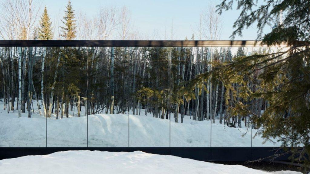 Reflexion Forest Glamp Hütte von Bourgeois / Lechasseur architectes