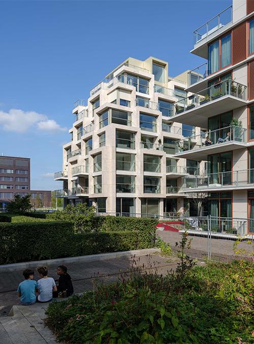 The Grid: the terraces open up the building, yet also protect the privacy of its residents. (Credit: Ossip van Duivenbode / KCAP)