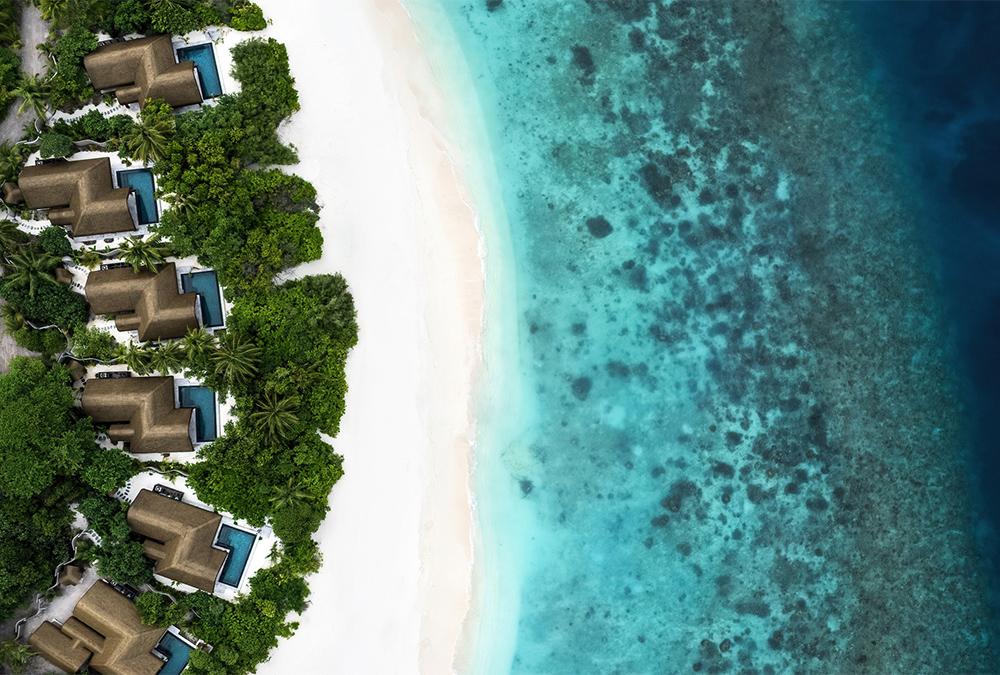 Die Beach Pool Häuschen des JOALI BEING sind von tropischer Vegetation umgeben – nur einen Katzensprung vom Ozeanstrand entfernt. (Bild: JOALI BEING)