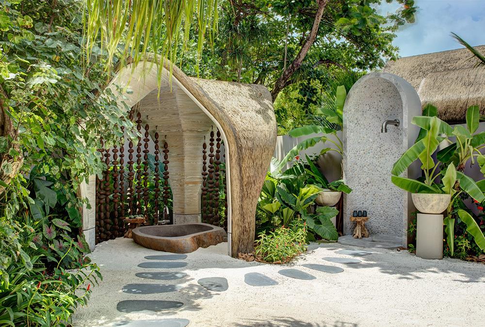 Outdoor-Wanne: Die Villen des JOALI BEING Insel-Resorts bieten ein zweites Badezimmer im Freien. (Bild: JOALI BEING)