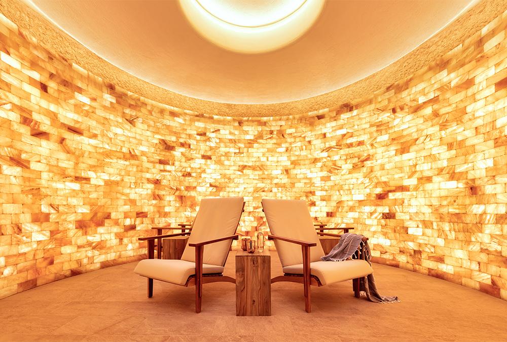 JOALI BEING bietet viele schöne Räume zum durchatmen und genießen. Zum Beispiel den „Salt Room“. (Bild: JOALI BEING)