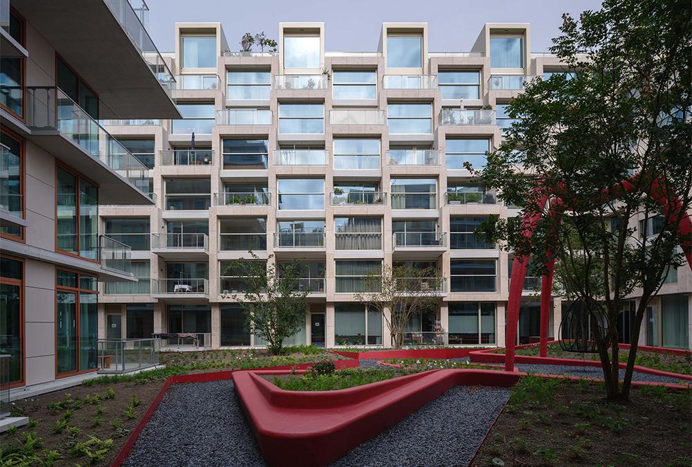Bald wird „The Grid“ weitaus grüner werden: Das jüngst fertiggestellte „Haus aus Balkonen“ wird mit üppiger Bepflanzung versehen. (Bild: Ossip van Duivenbode / KCAP)