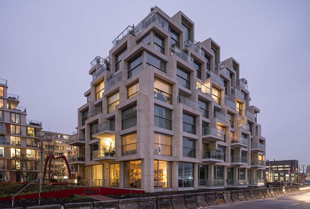 Im von KCAP designten „Haus aus Balkonen“ hat jede Wohnung mindestens eine private Freifläche. (Bild: Ossip van Duivenbode / KCAP)