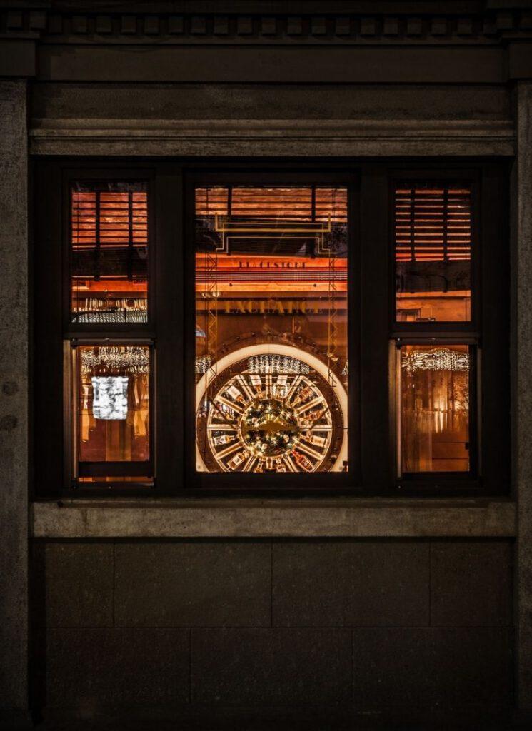 Vielversprechender Blick für Whisky-Aficionados durchs Fenster