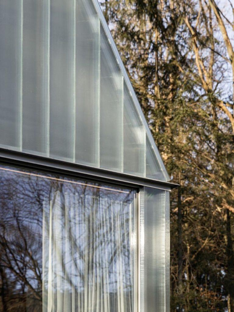 Fassade mit U-Profil-Glaselementen
