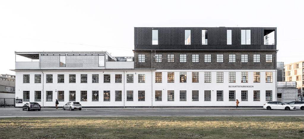 Elegant logieren in der ehemaligen Viking-Produktionsstätte: Das „Vipp Pencil Case“ befindet sich im Erdgeschoss, im sonnigen Innenhof. (Bild: Rasmus Hjortshøj)
