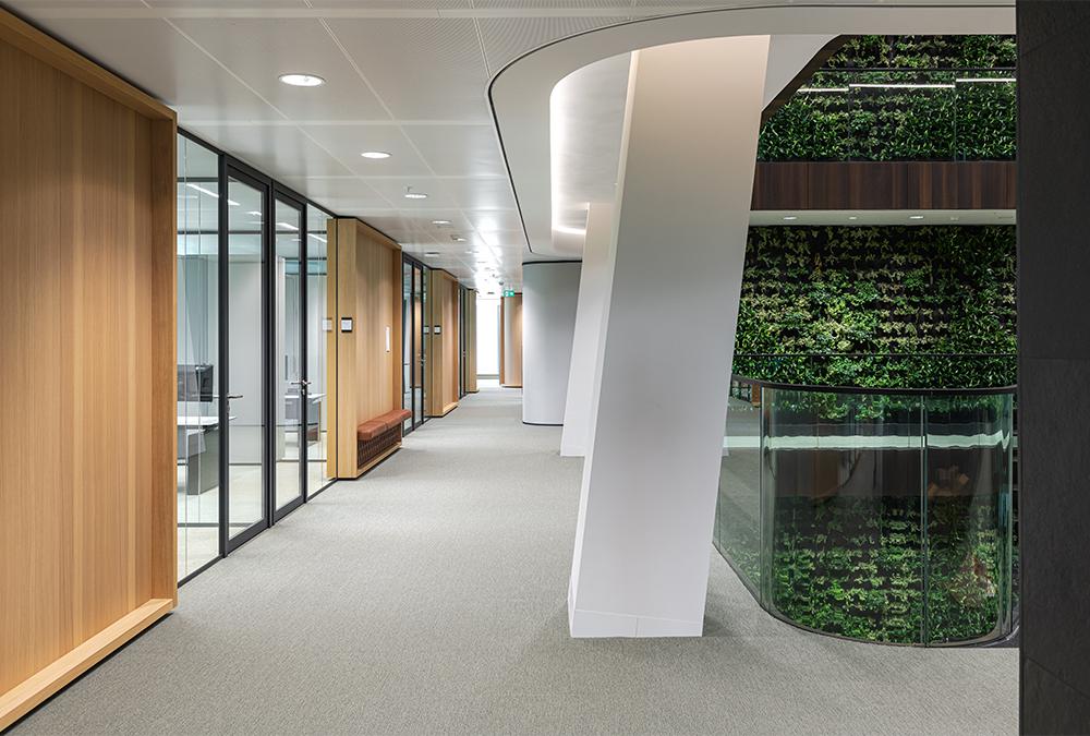 Lebendiges Grün ziert die Etagen der von Powerhouse Company designten Traumkanzlei im „Hourglass“ Gebäude. (Bild: Sebastian vom Damme)