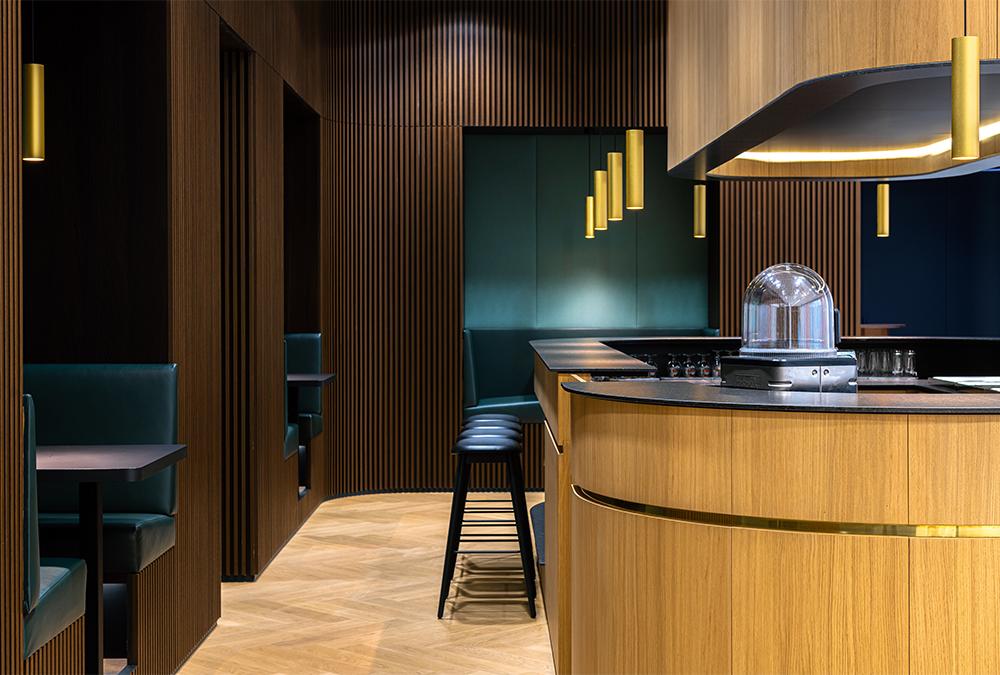 Innendesign von Powerhouse Company: Die elegant-gemütliche Kaffee-Bar der Anwaltskanzlei im „Hourglass“. (Bild: Sebastian van Damme)