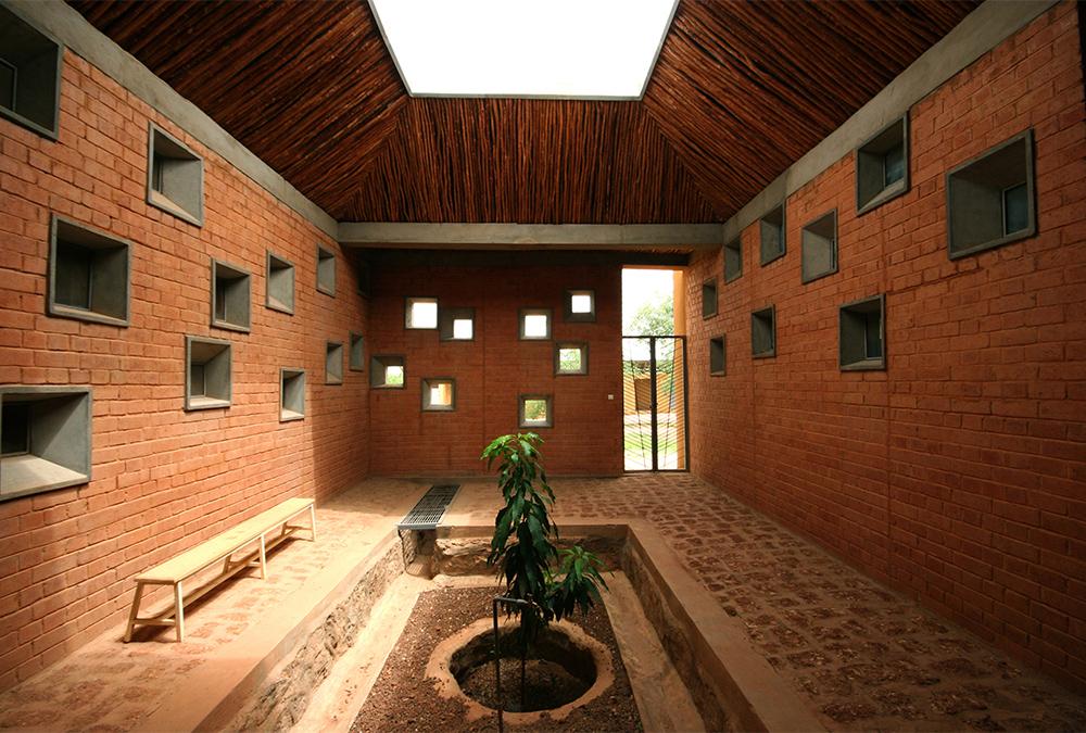 Zentrum für Gesundheit und soziale Wohlfahrt in Laongo, Burkina Faso (2014). (Bild: Francis Kéré)