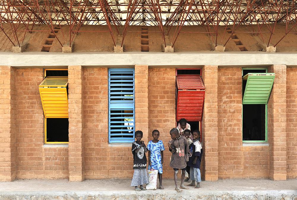 Von Pritzker-Preis Inhaber Francis Kéré nicht nur für, sondern auch mit den Menschen vor Ort gebaut: Grundschule in Gando, Burkina Faso (2001). (Bild: Erik-Jan Ouwerkerk)