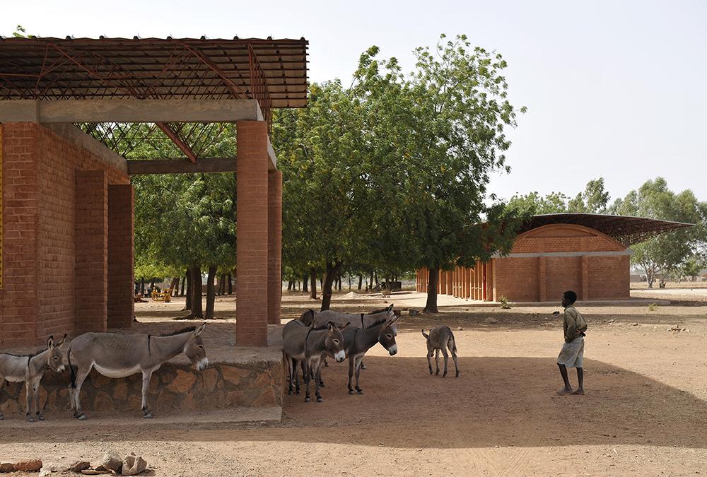 Kérés Bau in Gando hat dem Dorf erstmals eine eigene Schule verschafft. (Bild:  Erik-Jan Ouwerkerk)