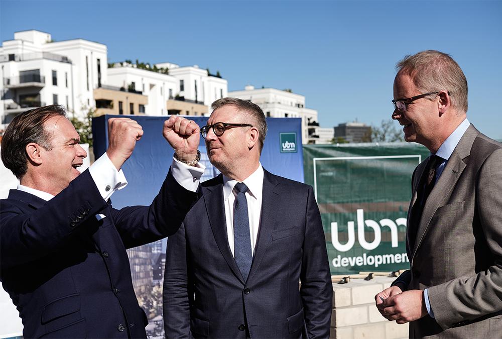 Mit Holz für geringeren CO2-Ausstoß und gegen den Klimawandel: UBM-CEO Thomas G. Winkler (links im Bild). (Bild: Philipp Horak für UBM)