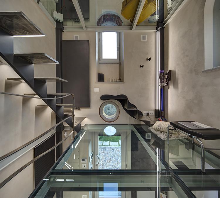 Helles und stylisches Design-Juwel: Glasböden und klug genutzte Fenster sorgen dafür, dass die Räume des „La Torretta di Villa Mogna“ größer wirken, als sie sind. (Bild: Piero Ottaviano)