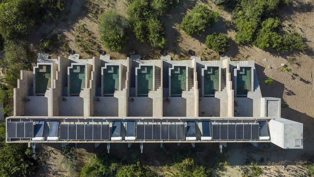 Die Solarpaneele auf den Dächern des Hotel „Terrestre“ kann man nur aus der Vogelperspektive sehen. (Bild: Jaime Navarro)