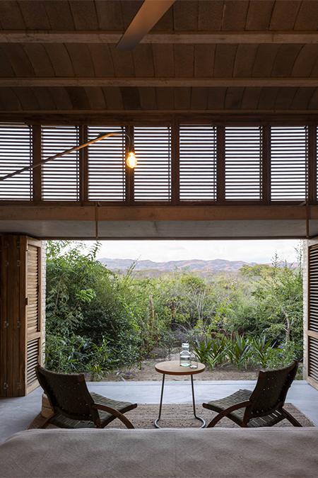 Die luftigen Suiten des Hotel „Terrestre“ sind beidseitig offen. Zur eigenen Pool-Terrasse ebenso, wie zur Bergseite mit Blick ins Grün. (Bild: Jaime Navarro)