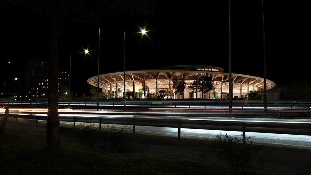 Spannende Architektur in Holz: Nachts sieht das elegante Gebäude der „World of Volvo“ fast wie ein UFO aus. (Bild: KVANT)