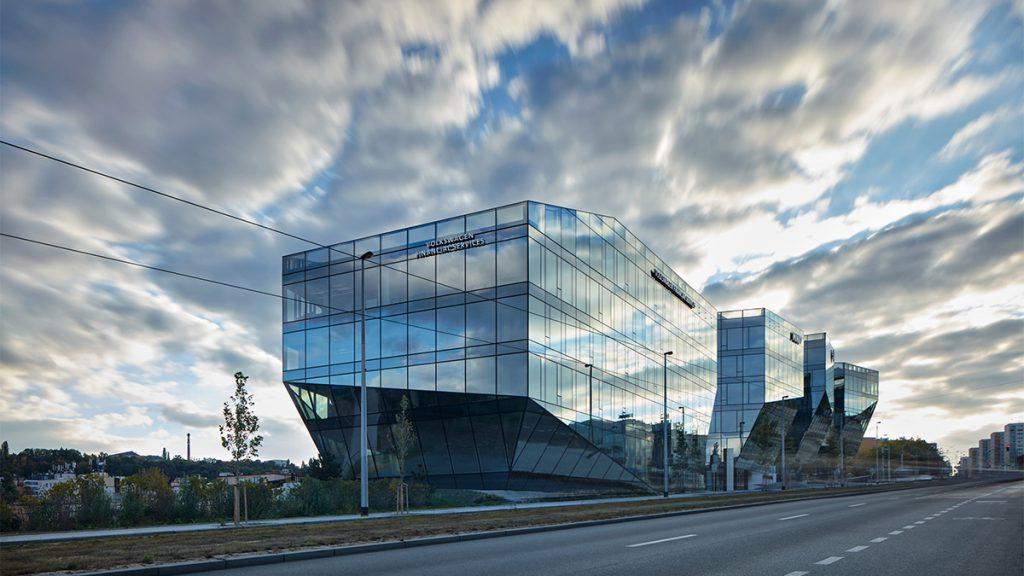Vier Spiegelblöcke über Bořislavka. Das neue Mixed-Use Zentrum in Prag 6, designt von Aulík Fišer architekti. (Bild: BoysPlayNice)