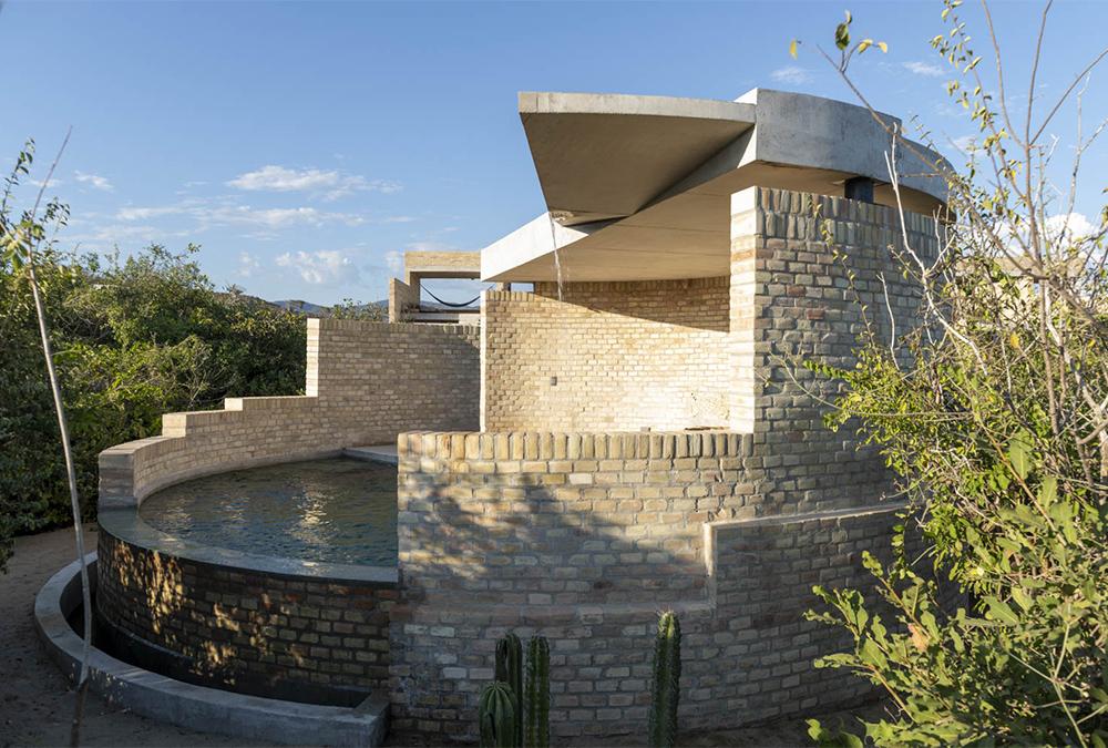 Grüner Brutalismus zum Verlieben: Die von Alberto Kalach und TAX designte Anlage wartet mit vielen Wasserbecken und einem schönen Spa auf. (Bild: Jaime Navarro)