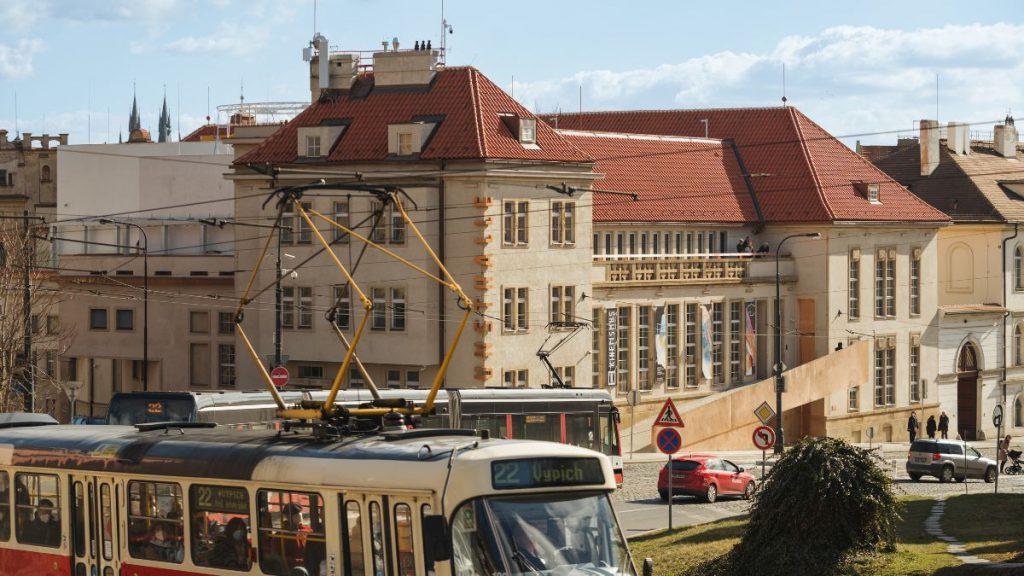 Bronzefarbene Lettern am Gebäudeeck