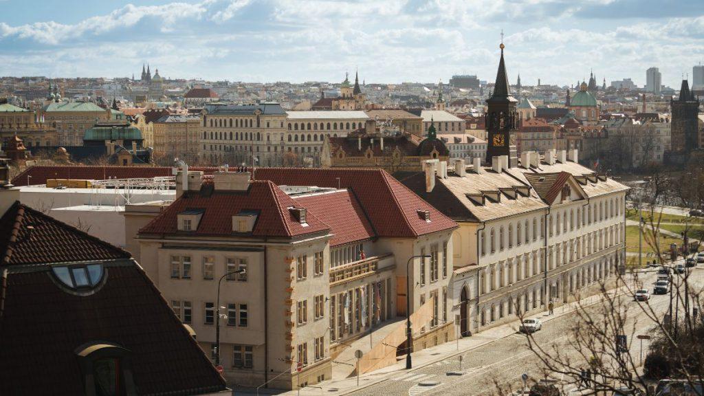 Kunsthalle Praha mit 3D-Logo