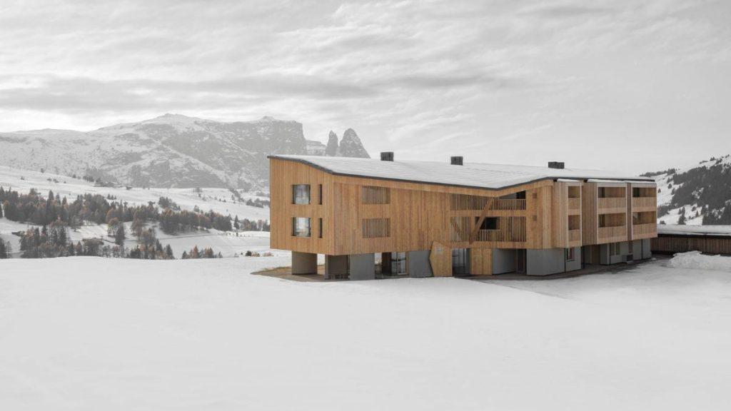 das Icaro Hotel: Sockel aus Zement und Glas, Obergeschosse aus Holz, Säulen aus Lärchensperrholz und ein Grundriss, der zur Landschaft hin offen ist