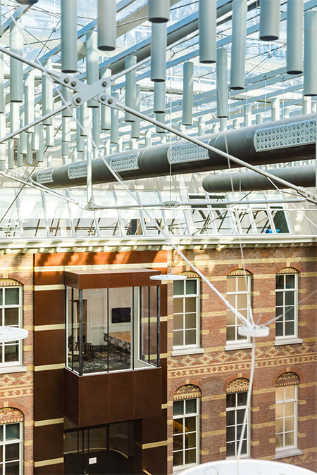 Büro-Traum im Baudenkmal: Gläserne Skyboxen an der Innenfassade von „Droogbak“ eröffnen freien Blick ins Atrium. (Bild: Bram Vreugdenhil)