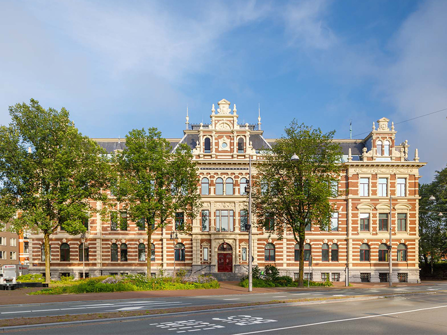 Ikonisches Baudenkmal: Das von KCAP und ABT achtsam renovierte „Droogbak“-Gebäude in Amsterdam. (Bild: Bram Vreugdenhil)