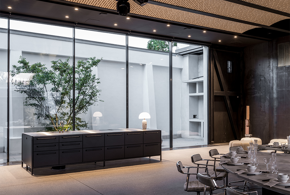 Die Architekten haben dafür gesorgt, dass Tageslicht auch tief ins Innere der „Vipp Garage“ dringen kann. (Bild: Rasmus Hjortshøj)