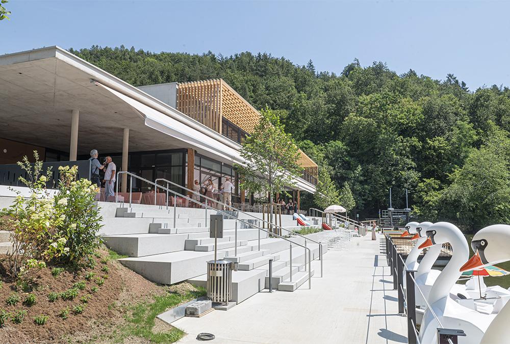 Boots- und Radverleih im Sommer, Schlittschuhe im Winter: Das Café am See ist auf ganzjährigen Betrieb ausgerichtet. (Bild: Pittino & Ortner)